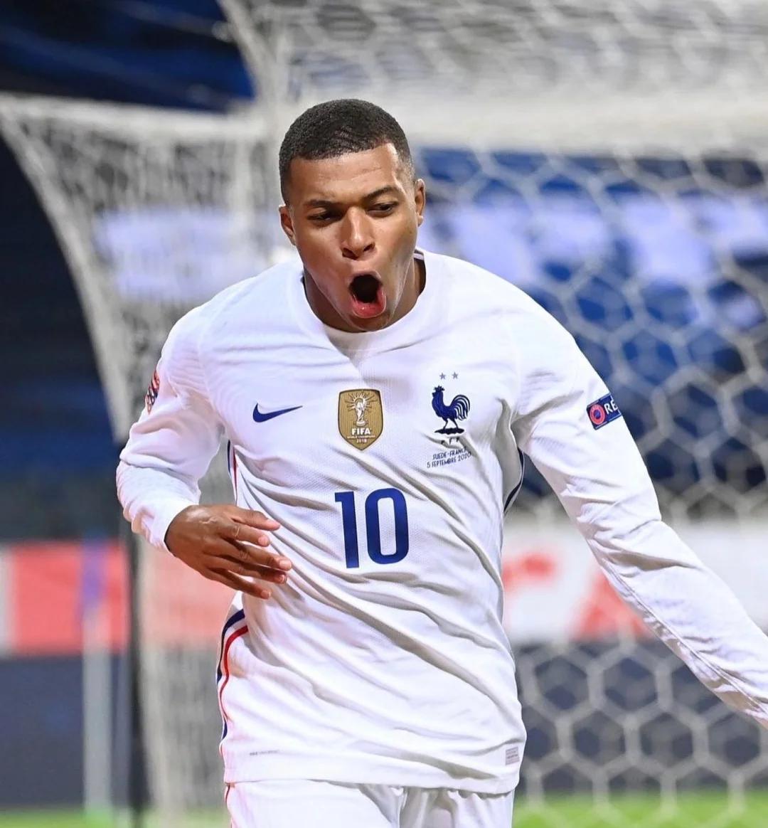 迪纳塔莱：科斯蒂奇希望与尤文续约，他在尤文感觉很好（迪纳塔莱称科斯蒂奇盼与尤文续约：在尤文感觉很好）