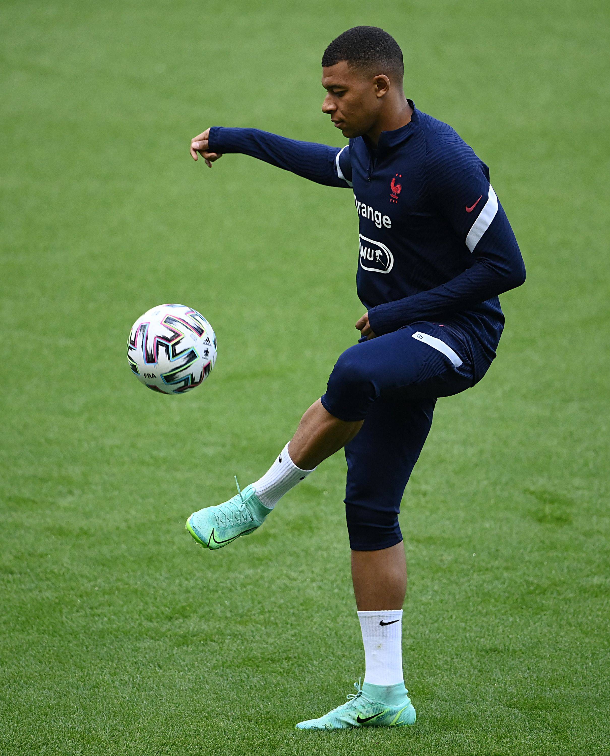 多特4-0十人黄潜，吉拉西双响，阿德耶米、斯文松建功，法比奥-席尔瓦失点（多特4-0完胜十人黄潜：吉拉西梅开二度，阿德耶米和斯文松破门，法比奥-席尔瓦点球失手）