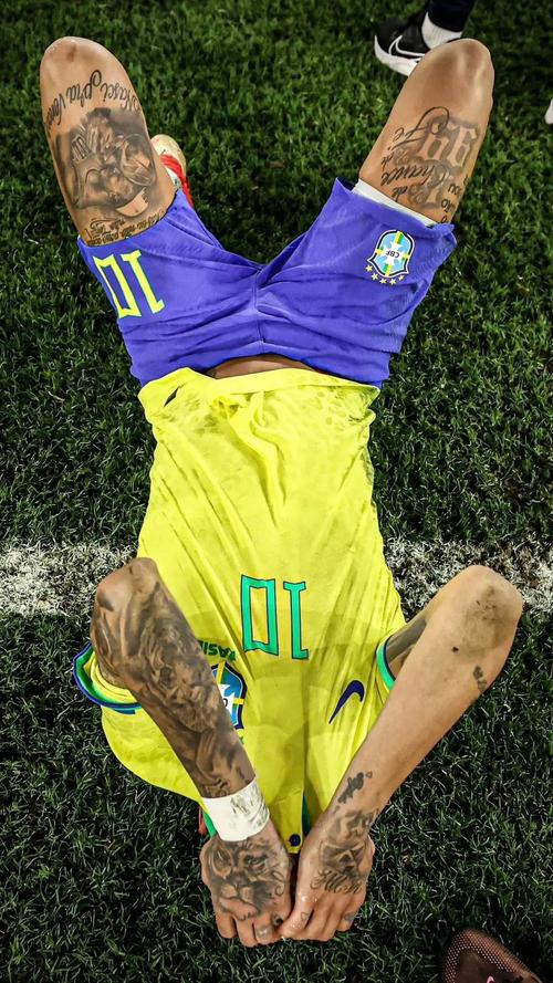 斯基拉：尤文将给伊尔迪兹500-550万年薪，加与欧冠挂钩奖金（斯基拉：尤文拟为伊尔迪兹提供500万至550万年薪，另含与欧冠挂钩的奖金）