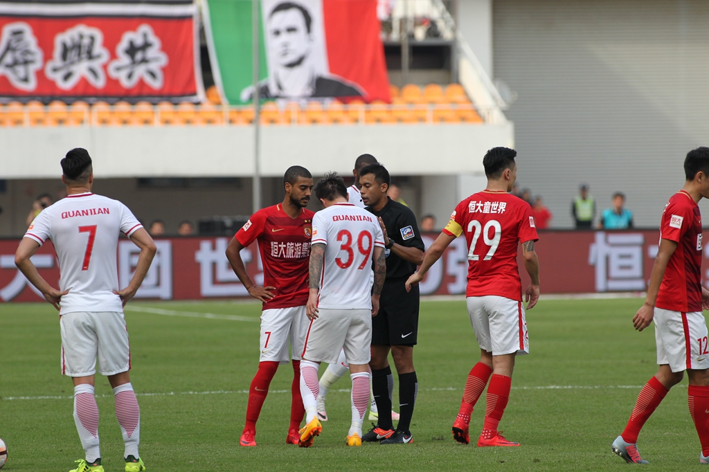 四川“巴蜀雄起杯”12月恢复：分男女组别，职业球员不能参加（四川“巴蜀雄起杯”12月重启：男女分组，职业选手不得参赛）